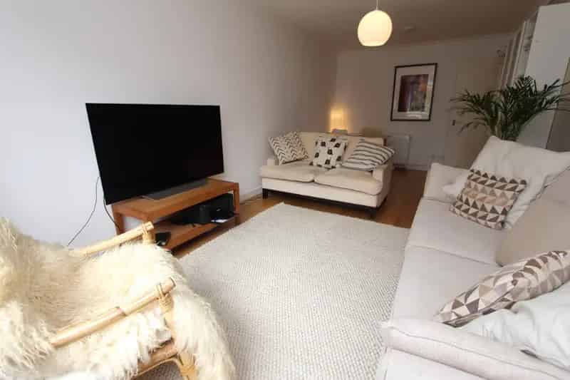2 Bedroom Flat House to Rent in Edinburgh