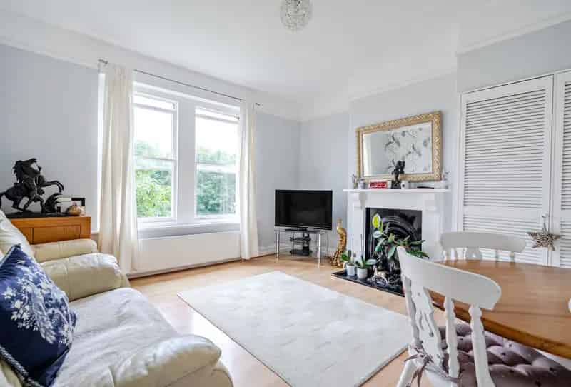 3 Bedroom Maisonette for Sale Near Chelsea Road