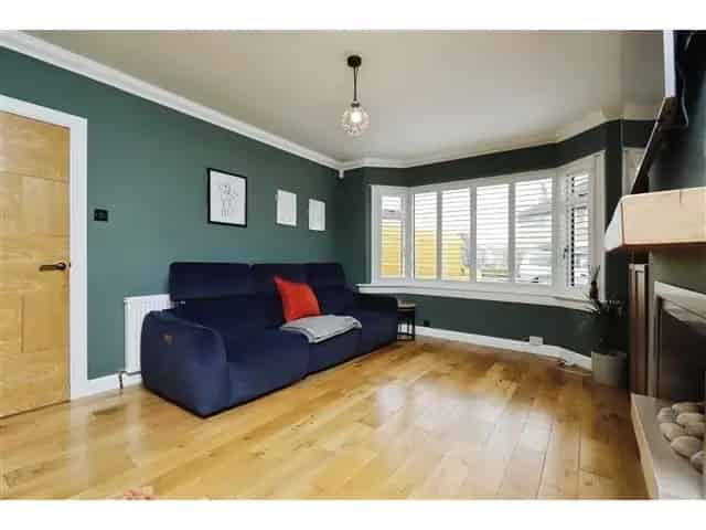 3 Bedroom Semi-Detached House for Sale in Bishopbriggs