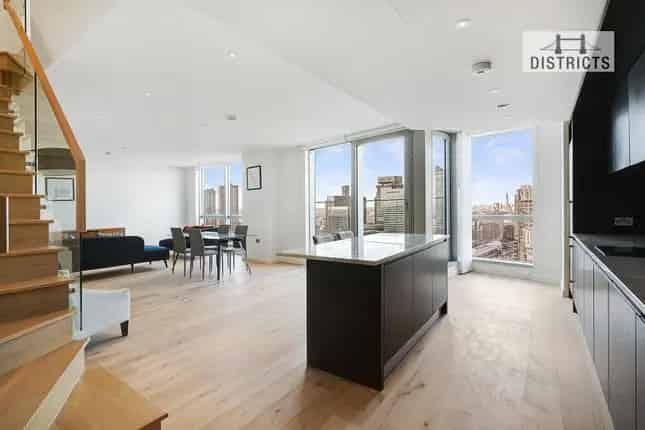 Luxury 2-Bed Penthouse Apartment with River Views and Parking in Canary Wharf
