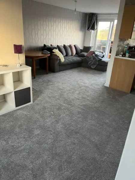 Flat For Rent in Mole Valley, England