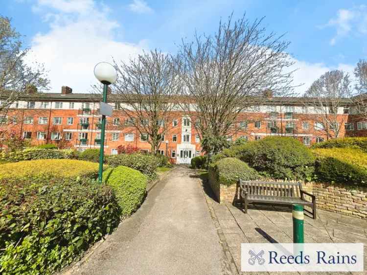2 Bedroom Flat for Sale Salford Newly Renovated Modern Amenities Gym Gardens