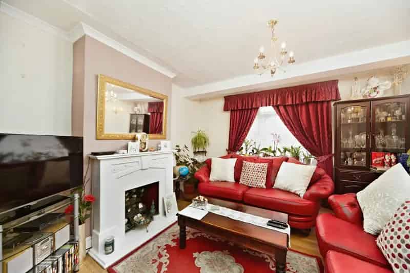 Three Bedroom House Near Mitcham Eastfield Station