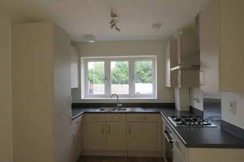 3 Bed House with Garden and Parking