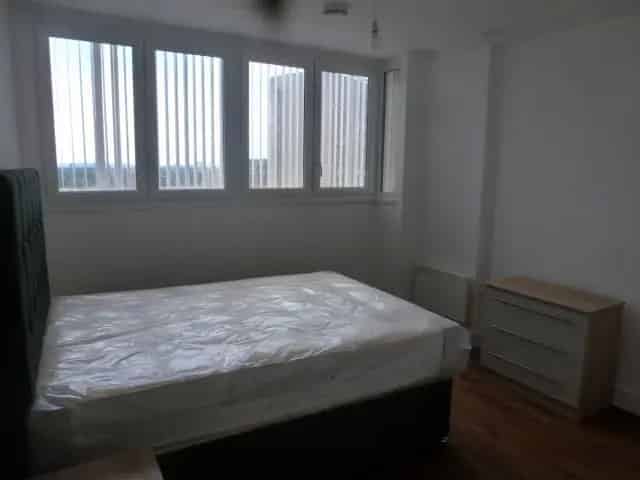 One Bedroom Furnished Apartment Near Five Ways
