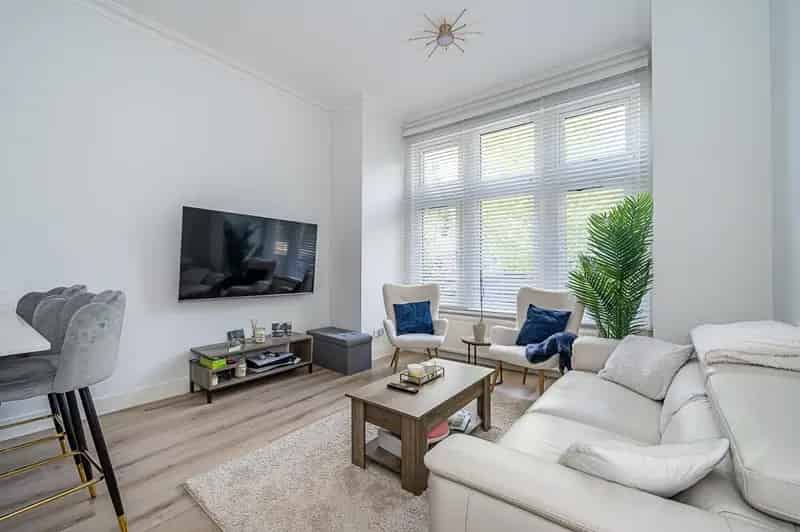 2 Bedroom Flat for Sale near Ealing Broadway Station