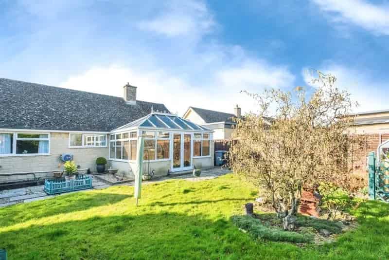 2 Bedroom Bungalow Near Witney Oxford