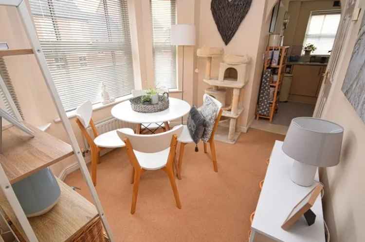 2 Bedroom Flat Dickens Heath - En Suite - Allocated Parking