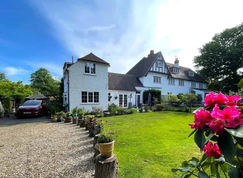 3 Bedroom Semi-Detached House for Sale Lower Kingswood