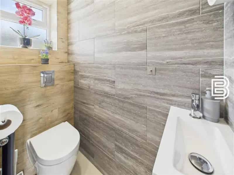 4 Bed Mid Terrace House For Sale No Onward Chain
