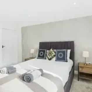 1 Room Flat 582m² Birmingham Modern Guest Room King-Size Bed Smart TV Ensuite