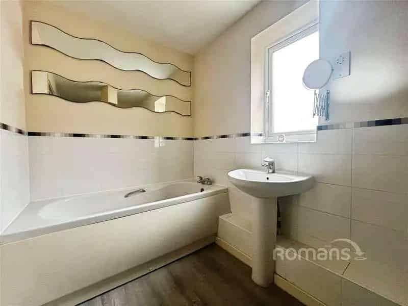 2 Bed Flat for Sale Central Location No Chain