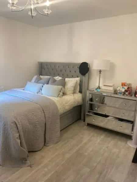 Spacious 2-Bed Flat with Private Garden Near Schools and Amenities