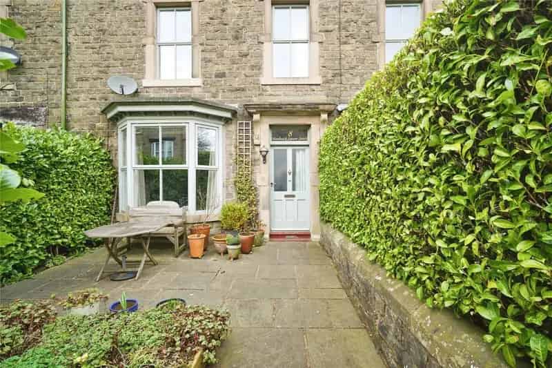 Charming 4-Bed House with Parking and Gardens