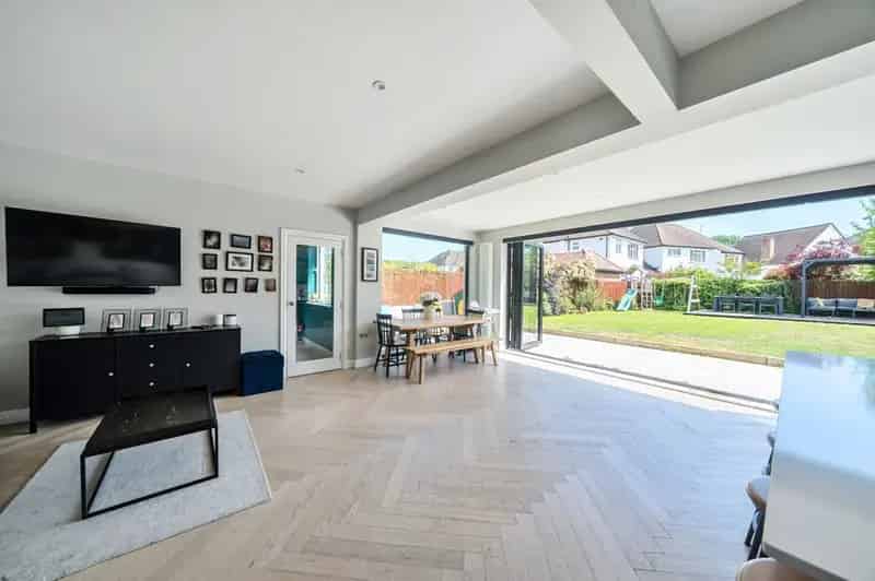 4 Bedroom Detached House Near Hinchley Wood Schools