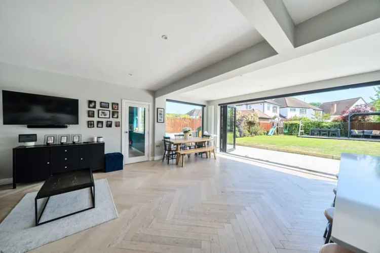 4 Bedroom Detached House Near Hinchley Wood Schools