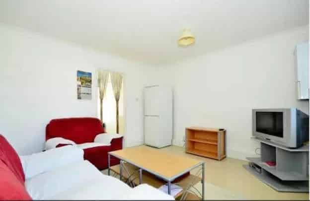 Spacious 2-Bedroom House Near South Ealing Station