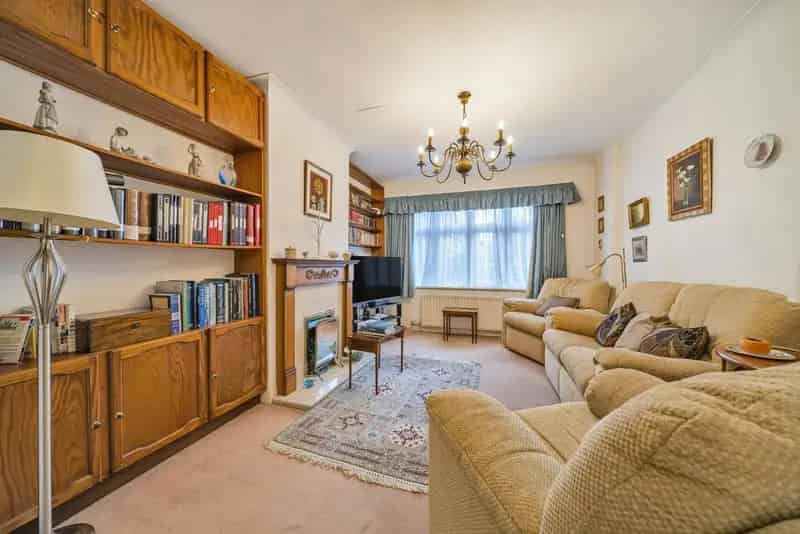Four Bedroom House with Garden and Garage