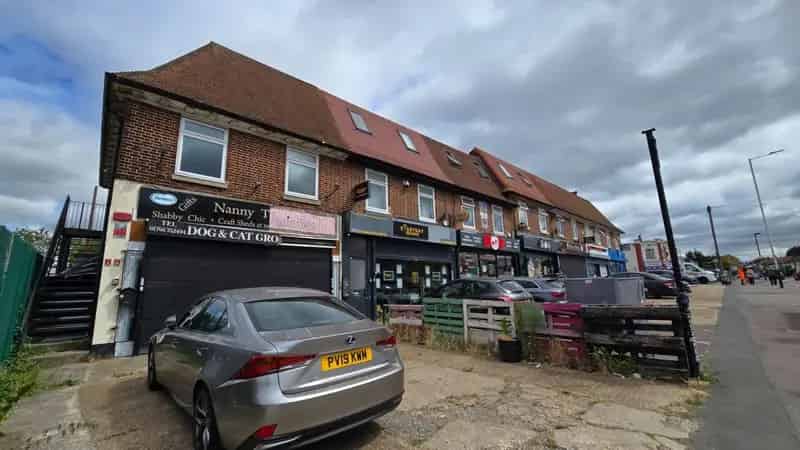 Lock-Up Shop to Rent 800 sq ft Collier Row Road