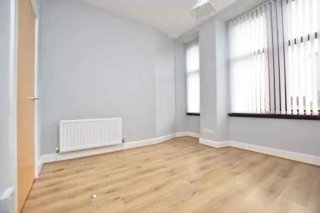 Flat to rent in Walter Street, Glasgow G31