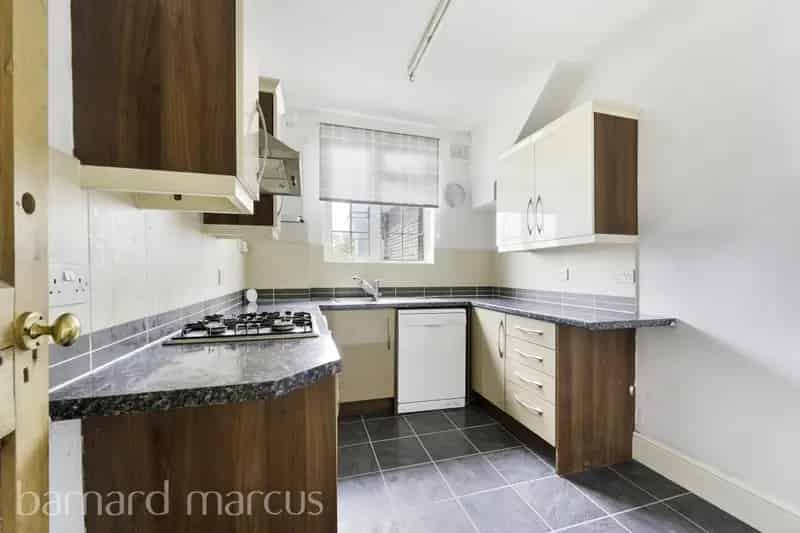 Three Bedroom Split Level Flat Near A3 Zero Deposit Guarantee