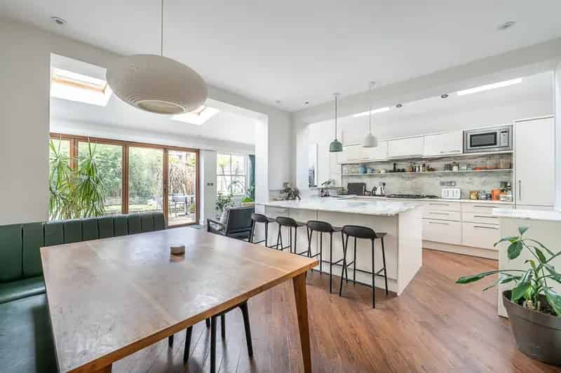 3 Bedroom Maisonette for Sale in Clapham Old Town