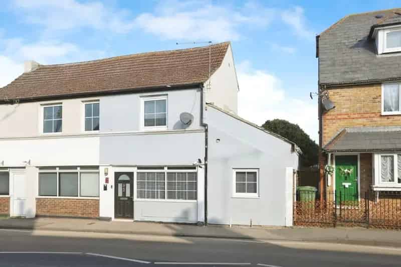 2-Bed End Terrace House Teynham Fully Renovated Garage Parking Home Office