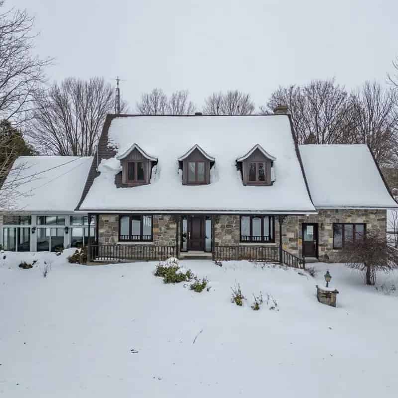 1980 Canadian House for Sale Large Lot Spa Pool