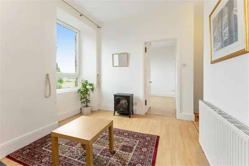 1 Bed Flat Meadowbank Top Floor Apartment Near Holyrood Park