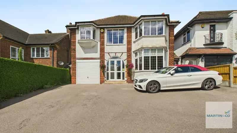 4 Bedroom Detached House for Sale in Sutton Coldfield