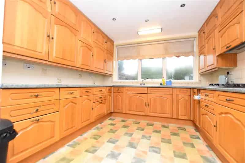 Spacious 3-Bed Home in Tingley with Double Storey Extension