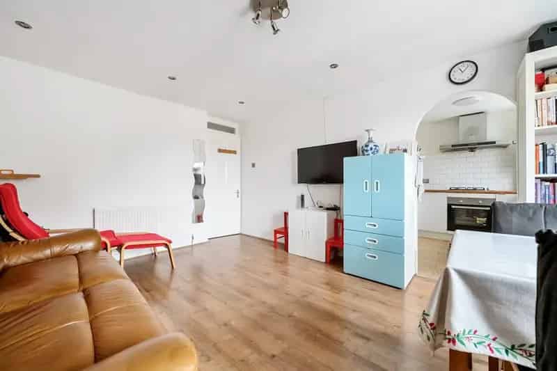 2 Bed Flat with Loft Storage Near Amenities and Transport