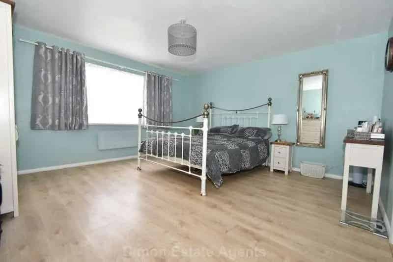 2 Bed Flat for Sale Cash Buyer First Floor Apartment Double Garage