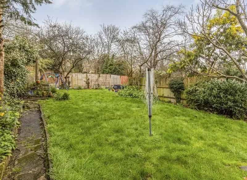 4 Bedroom Semi-Detached House Large Garden Family Home