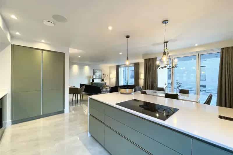 2-Bed Apartment in Murrayfield with Private Terrace