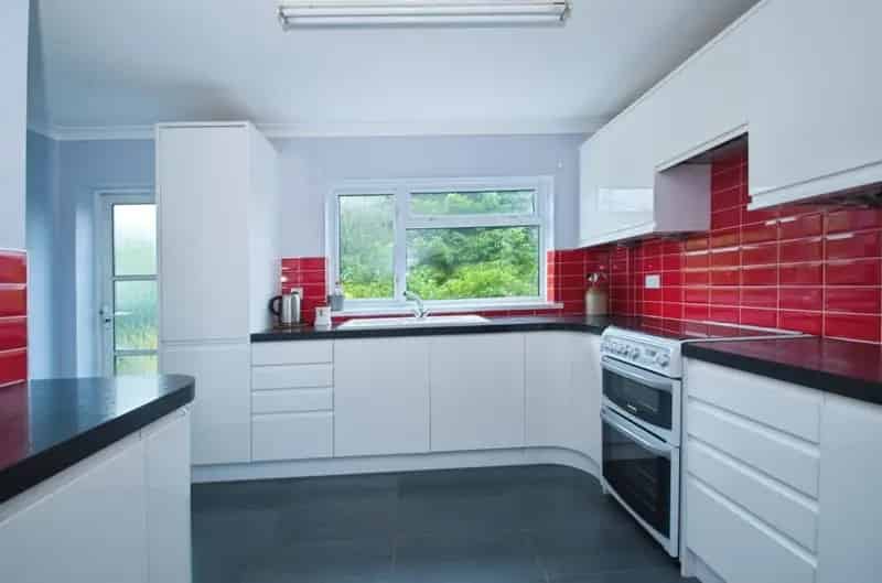 4 Bedroom Detached House Near Princess of Wales Hospital