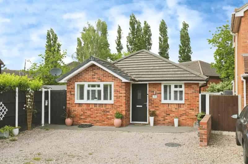 2-Bedroom Detached Bungalow near Worcester City Centre