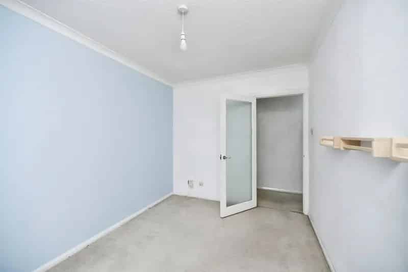 Versatile Apartment near Preston Park with Parking