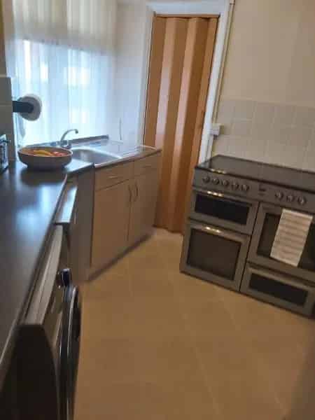 Well-Maintained Central London Home Near Victoria Station - RTB Available