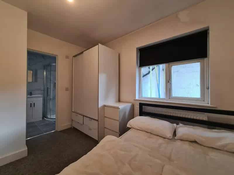 Good Sized Room with En-Suite Near Transport Links Bills Included