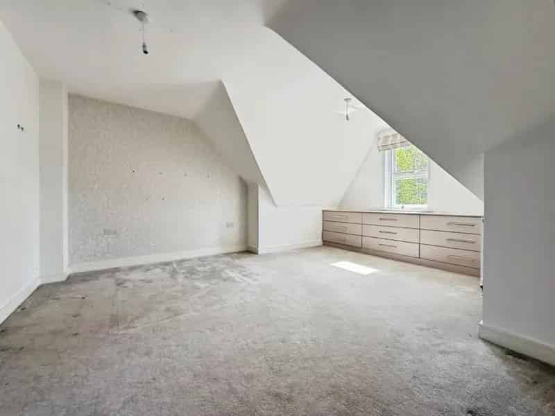 5 Bed House for Sale - Family Home with Private Garden