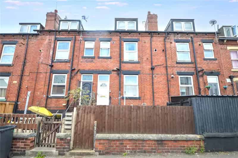 Two Bedroom Terrace House Near M62 and M1 Motorways