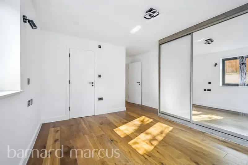 3 Bed Ground Floor Apartment with Garden and Parking Near Purley Stations