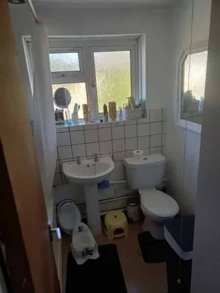 Flat near shops with friendly neighbours and communal garden