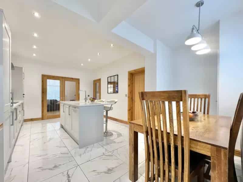 3 bedroom House
 For Sale 
Total Size: 1249 SQ FT