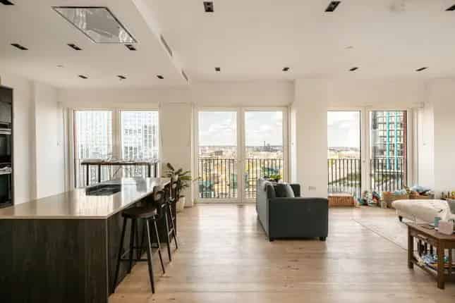 Luxury 3-Bed Apartment in Keybridge Tower London SW8