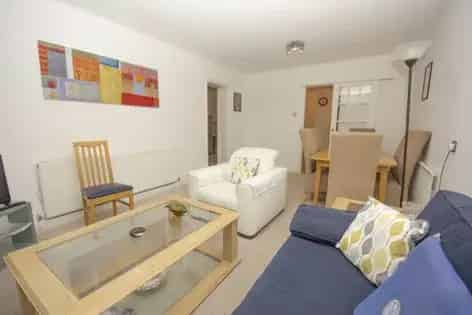 2 Bed 87m² Apartment London - Modern Kitchen Balcony Parking