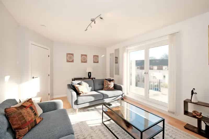 Luxury 2-Bedroom Apartment in Aberdeen - Secure Parking Balcony
