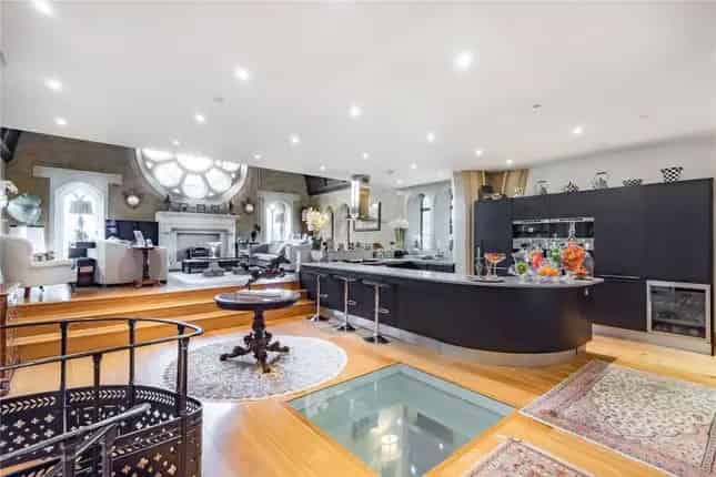 Flat for sale in The Ridgeway, Mill Hill, London NW7