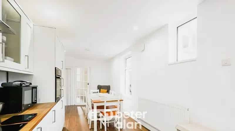 4 Bedroom End of Terrace House For Sale